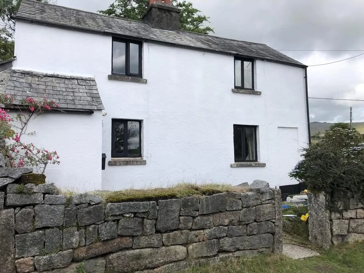 Render repair and exterior repaint of a cottage in Penryn